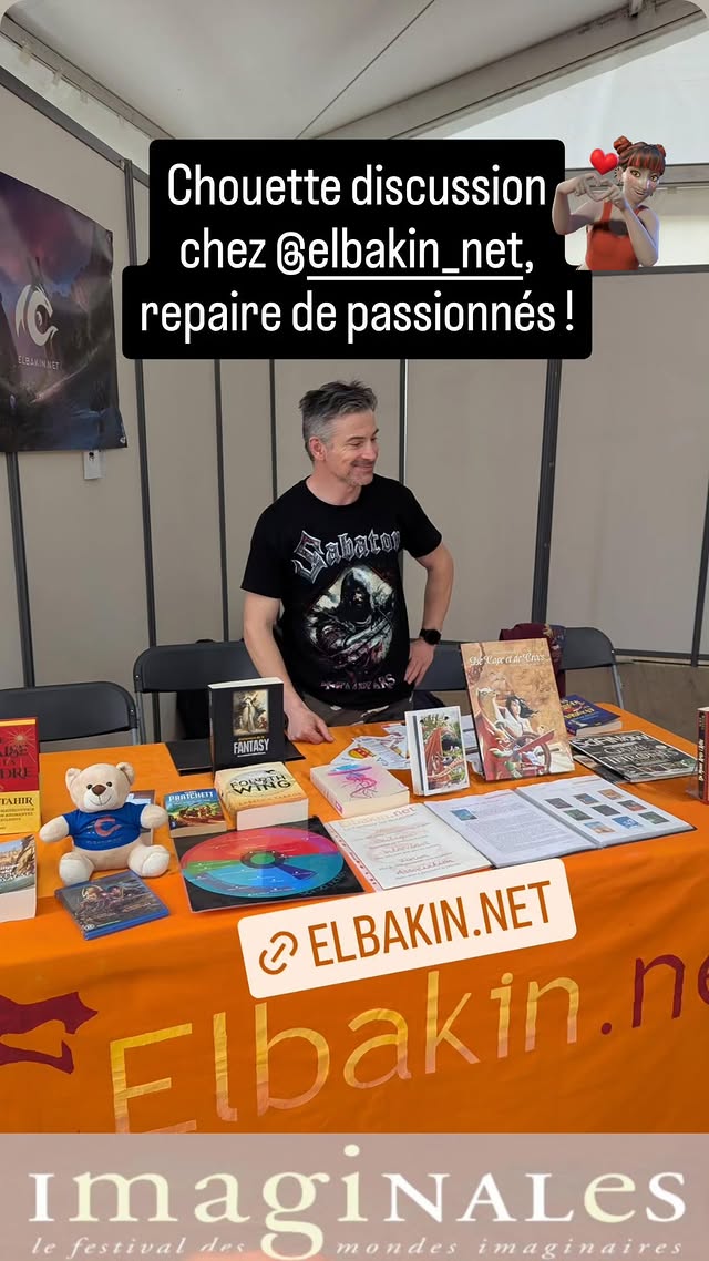 Post instagram montrant une photographie du stand d'Elbakin.net et d'un elbakinien prêt à la discussion !